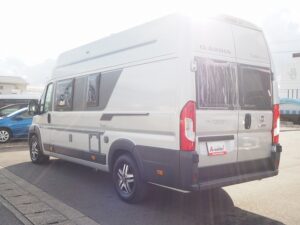新車アドリアツイン　リア